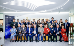 ����������ʱ�������ɷ���һ�廯Ӧ�����ֻ��ھ��ٰ�